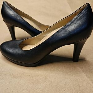 Naturalizer Women's Michelle Platform Pumps in black leather. Size 7